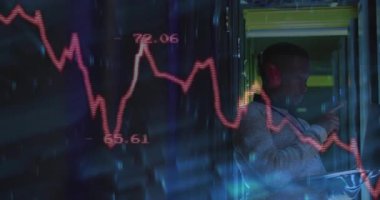 Veri analisti tableti tıklatırken sunucu rafları üzerinde yarı saydam kırmızı çizelge ile verileri denetliyor. Teknoloji, analitik, yenilik, dijital, siber güvenlik, profesyonel, modern