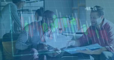 Meslektaşlar kalem, kağıt üstüne kağıt değiştirip dizüstü bilgisayara bakıyorlar ve finans artışını analiz ediyorlar. İşbirliği, takım çalışması, veri analizi, iş gündelik, modern ofis, dijital grafikler, finansal inceleme