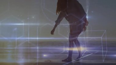 Sahilde yürüyen bir kadın analiz için kablo grafiklerini aktive eden bir nesne seçiyor. Fütürist, teknoloji, yenilik, holografi, veri görselleştirme, doğal, dingin