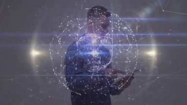 El bilgisayarlı tablet ekranı tıklatan ve teknoloji tanıtımı için holografik ağ küresini canlandıran adam. Gelecekçi, yenilikçi, dijital, arayüz, bağlantı, sanal, teknoloji