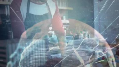 Dönüşümlü dijital kafe. Kahveci başlatılıyor. Espresso hazırlıyor. Küreselleşme, işçilik, yenilik, teknoloji, zanaatkar, odaklanma, kesinlik