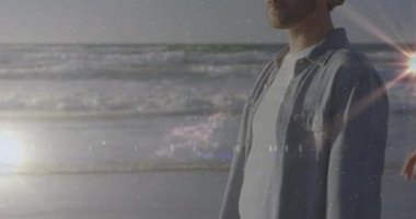 Bir kadın çerçeveye giriyor, adama sarılıyor, kupa sunuyor, plaj gezisi reklamında gün batımını seyrediyor. Romantizm, samimiyet, doğa, dinginlik, bağlantı, boş zaman, minimalizm