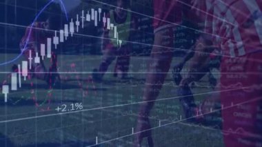Erkek futbol takımı diz çökerken, finans tablosu piyasa hareketlerini gösteriyor. Sporcular, takım çalışması, strateji, motivasyon, eğitim, açık hava, enerjik