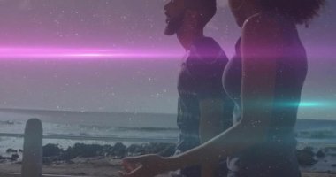 Teknolojik arıza, yürüyen çift plajını örtüyor, erkek jestleri konuşuyor, kadın ufkuna bakıyor. Romantik, manzaralı, sinematik, dijital, dingin, macera, bağlantı