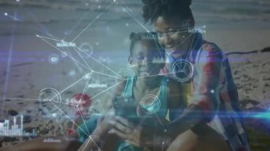 Kızı telefonlarını dinliyor, teknoloji ağını aktive ediyor anne ve kızının etrafında dönen verileri görselleştiriyor. Aile, dijital, bağlantı, açık hava, eğlence, yenilik, etkileşim