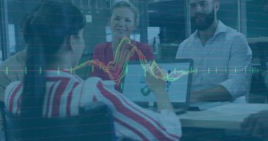 İş konuşmalarında pasta grafiklerini açıklarken at kuyruklu bir kadın eğildi ve dalgalanmaya başladı. İşbirliği, takım çalışması, sunum, kurumsal, tartışma, analiz, iletişim