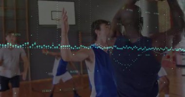 Okul sporu atleti defans oyuncularının yanından geçiyor. Animasyon yay kılavuz atışı, defans ribaundu alıyor. Sporcular, takım çalışması, spor, rekabet, performans, fiziksel, dinamik