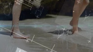 Plaj teknolojisi sahnesinde sörf yaparken ayakları kaldıran ve veri örtüsü oluşturan kızlar. Sahil, sahil, dalgalar, dalgalar, okyanus, kum, su