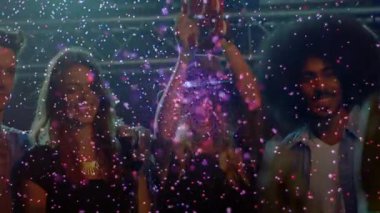 Merkez kadın sahne ışıkları altında kutlama yapmak için konfeti fırlatıyor. Kutlama, yoldaşlık, eğlence, eğlence, şenlik, sahne, mutluluk