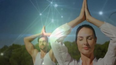 Çam ormanlarında meditasyona başlarken ellerini indirirken aynı zamanda parlayan düğümleri de senkronize ederek refahı sağlayın. Ruhanilik, ahenk, farkındalık, sükunet, bağlantı, dinginlik, doğal