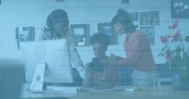 Fotoğrafçı ekranı, yönetmen ayrıntıları gösteriyor, seçimler için tasarım düzenleme baskıları. İşbirliği, takım çalışması, yenilik, yaratıcı ofis, görsel inceleme, profesyonel çevre, modern çalışma alanı