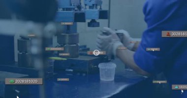 Metal yerleştiren teknisyenler endüstriyel AR veri etiketlerini damgalamak için baskı kolu çekerken ölüyor. Endüstriyel, imalat, makine, otomasyon, mühendislik, veri görselleştirme, kesinlik