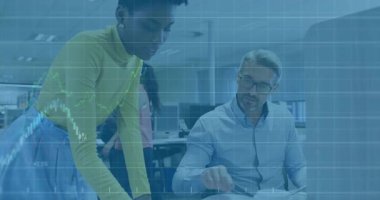 Kadın rapor veriyor ve rakamlara işaret ediyor. Bu da erkeğin veri taraması sırasında finans tablosunun örtüşmesine neden oluyor. İşbirliği, analiz, takım çalışması, teknoloji, çalışma alanı, veri, profesyonel