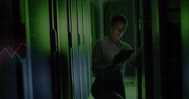 Bilgi işlem teknisyeni, tableti tıkırdatma tabletini tanılama için hareket eden çizgi grafikleri olarak açıyor. Teknoloji, siber güvenlik, veri, altyapı, yenilik, profesyonellik, modern