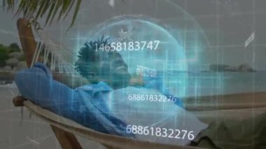 Hamakta uzanan erkek gezgin holografik küre olarak teknolojik görseller için veri akışlarını somutlaştırıyor. Rahatlama, rahatlama, fütürizm, veri görselleştirme, tropikal, dinginlik, teknoloji