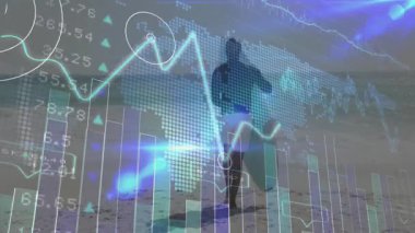 Dünya haritası eşleşmesi ve ölçümleri gösteren veri grafikleri ile kıyıya adım atan koşucu. Fitness, analizler, ilerleme, motivasyon, teknoloji, açık hava, sağlık