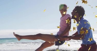 Gezginler plaj bisikletine biner, ellerini parmaklıklara koyar, eğlencesine altın yıldızların altında gülümserler. Romantizm, macera, eğlence, açık hava, dinginlik, neşe, canlılık