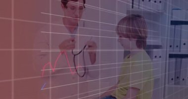 Kadın doktor araya girdi ve dijital hayati grafikleri izlerken erkek göğsüne steteskop bastırdı. Tıbbi, tanı, sağlık, teknoloji, pediatri, izleme, profesyonellik