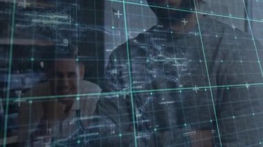 Teknik ekip şematik çizgileri tarıyor ve holografik ızgarayı yoğunlaştırıyor. Veri kırıntılarını ortaya çıkarıyor. Gelecekçi, yenilikçi, işbirliği, dijital, teknoloji, profesyonel, gösterişli