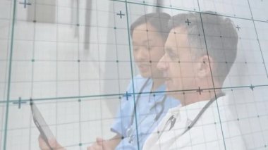 Hemşire tıkırtısı tableti ve doktor hasta verilerini incelemek için klinikteki ekranı kaydırıyor. Sağlık, işbirliği, dijital, teknoloji, profesyonellik, yenilik, teşhis