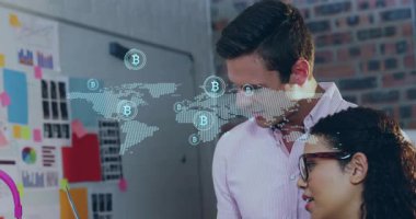 Meslektaşlar dizüstü bilgisayarlarını deviriyor ve pazar analizi için finans haritası üzerinde kripto para birimi simgeleri oluşturuyorlar. Teknoloji, yenilik, takım çalışması, dijital, modern, veri, analiz