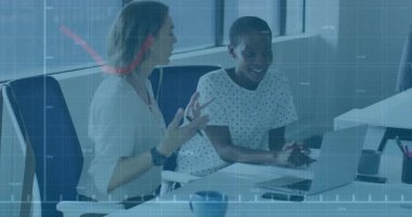 Meslektaşlar dizüstü bilgisayara yöneliyor, animasyon grafiğiyle iş ölçümlerini gösteriyor, daktilo ediyor ve gülüyorlar. İşbirliği, profesyonel, takım çalışması, veri analizi, iletişim, modern ofis, şirket