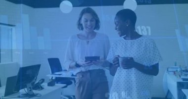 Meslektaşlar ellerinde tablet ve kupayla iş ofisine giriyor ve hareketli çubuk grafiği kaplamasını başlatıyorlar. İşbirliği, takım çalışması, veri analizi, profesyonel, iletişim, çalışma alanı, modern