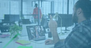 Sakallı adam, iş yerindeki lambaya kalem kaldırıyor ve bilgisayar başında grafiklerin yükselmesini sağlıyor. Profesyonel, işbirliği, teknoloji, analitik, yenilik, çalışma alanı, üretkenlik