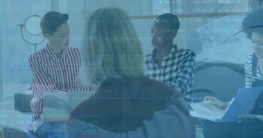 Meslektaşlar kağıtları okuyor, ofiste tabletlere dokunuyor, incelenmek üzere animasyon finansal çizelgeleri gösteriyor. İşbirliği, takım çalışması, yenilik, modern, profesyonel, iletişim, strateji