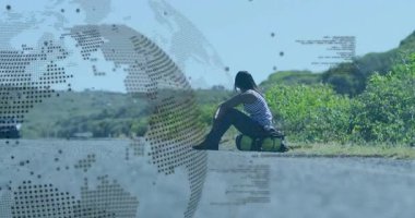 Teknoloji küresi yana kayarak yol kenarında oturan ve aracın gelişini izleyen kadını gösteriyor. Küresel, seyahat, geçici, keşif, dinginlik, keşif, açık hava