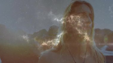 Kıyıda duran ve nebula ile kaplanan bir adam yüzey boyunca sürükleniyor ve teknik tanıtımda ayrıntıları ortaya çıkarıyor. Göksel, ruhani, düşünceli, mistik, gerçeküstü, sakin, minimalist.