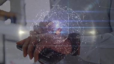 Yetişkin bir adamın tableti tıklaması, Stylus 'u teknoloji laboratuvarında sürüklemesi, analiz etmek için holografik ağı canlandırması. Yenilik, dijital, fütüristik, arayüz, bağlantı, görselleştirme, teknoloji