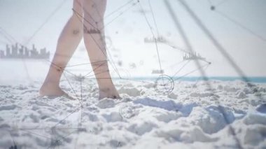 Yürüyen kadın olarak hareket verisi haritalaması için sağdan giriş teknolojisi kumsalda üstüste biniyor. Dijital, minimalist, gelecekçi, fitness, açık hava, dinamik, görselleştirme