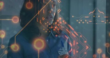 Ofiste kot gömlek giyen bir kadın nabız ölçümü alıyor ve Stylus 'la ağı manipüle ediyor. Gelecekçi, yenilikçi, teknoloji, arayüz, siber, bağlantı, modern