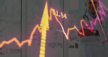 Doktor kollarını kavuşturmuş, hasta ölçümlerinde titreşen grafiği çizmiş. Veri görselleştirme, sağlık hizmeti, analiz, yenilik, profesyonel, kentsel, teknoloji