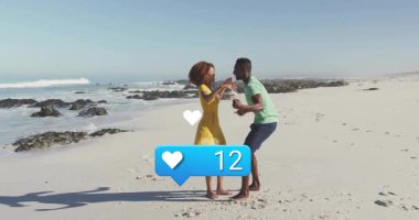 Çiftler plajda kucaklaşarak dans ediyorlar. Sosyal medya olarak. Kalp ikonlarını yükseltmek gibi. Romantik, şefkat, birlik, şefkat, neşe, samimiyet, bağ