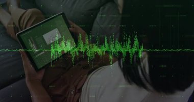 Saydam yeşil dalga formu tablet boyunca titreşmeye başladığında ses aktivitesini görselleştiriyor. Teknoloji, veri, görselleştirme, dijital, modern, analitik, içgörü