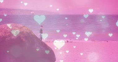 Kayadan çıkan ve pembe kalp renginde kıyılarda yürüyen bir adam romantik havayı yansıtıyor. Romantik, yalnızlık, huzur, doğa, yansıma, sükunet, minimalizm