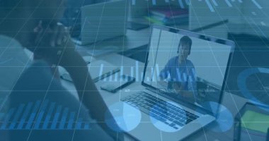 Meslektaşlar iş toplantısına katılırken sunucu dizüstü bilgisayardaki canlı veri grafiklerini canlandırıyor. Profesyonel, işbirliği, analitik, dijital, ofis, iletişim, teknoloji