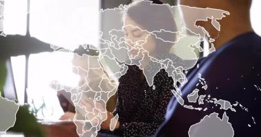 Kadın tableti kaydırıyor ve iş ofisindeki dünya haritasını ortaya çıkarıyor. Küresel ağın altını çiziyor. Şirket, teknoloji, bağlantı, takım çalışması, dijital, profesyonel, yenilik