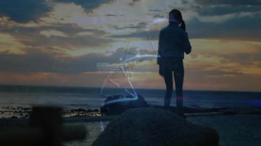 Kaya gibi akıllı telefonlu bir kadın dönen neon sarmallı ve masum kodlu bir teknoloji sanatına başlıyor. Siluet, dijital alarm, doğa, dinginlik, yenilik, ilham, fütüristik