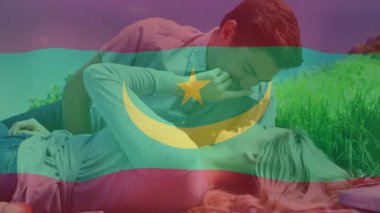 Adam piknik battaniyesinde uzanan kadına çilek ikram ederek romantik içerikler yaratıyor. Romantizm, bağlantı, eğlence, mutluluk, açık hava, çiftler, doğa