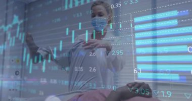 Klinisyen hasta bacağını kaldırıyor ve tıbbi çizelgeler hareket verilerini incelerken bacak hareketini test ediyor. Tıbbi, teknoloji, analiz, sağlık, teşhis, profesyonel, klinik