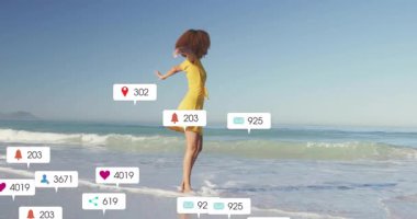 Sahilde dönen nüfuzlu bir kadın, yükselen sosyal medya ikonlarıyla nişanlanmayı artırıyor. Açık hava, kıyı, dinginlik, kutlama, canlılık, güç, eğlence.