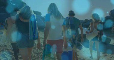 Arkadaşlar kıyı şeridine giriyor. Canlandırılmış seyahat haritası çizim yolu ile kayalık çıkıntılara doğru yürüyorlar. Macera, eğlence, rahatlama, keşif, yoldaşlık, manzara, açık hava.