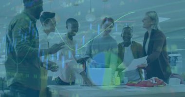 Yönetici evrakları getiriyor, takım değerlendirme çizelgeleri, işletim dizüstü bilgisayarı, iş verilerini canlandırıyor. İşbirliği, takım çalışması, şirket, yenilik, analiz, strateji, iletişim