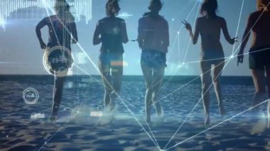 Beş kadın kıyıya adım atıyor, ıslak kum izleme ölçümlerinde koşuyor ve verileri örtüyor. Atletizm, yoldaşlık, teknoloji, görselleştirme, açık hava, zindelik, canlılık