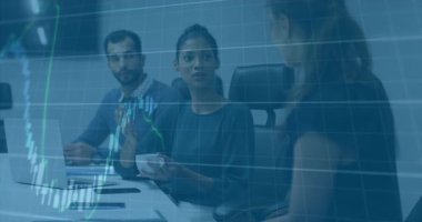 Ortadaki kadın meslektaşlarına el kol hareketi yapıyor ve masadan yükselen animasyon finansal tabloları sunuyor. Şirket, işbirliği, veri, analitik, teknoloji, takım çalışması, profesyonel