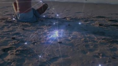 Üst düzey bir kadın plaja girerken yoga pozisyonu alıyor. Veri ağı titreşiyor ve sonra zayıflıyor. Meditasyon, farkındalık, sükunet, rahatlama, dinginlik, dijital, soyut