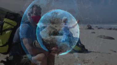 Yürüyüşçü bot kayışlarını ayarlıyor ve çanta kayışlarını sıkılaştırıyor. Teknolojik hologram küresel haritalama rotasını etkinleştiriyor. Macera, keşif, teknoloji, açık hava, manzara, dijital, gerçekçilik